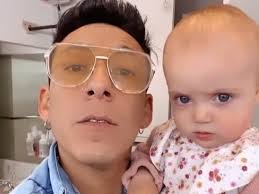 Brian Sarmiento bromeó con la hija de Cande Ruggeri en brazos: “¿No somos  iguales?”