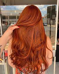 Aplica sobre tu tinte base mechas en color cobrizo oscuro, rojizas o mocha. Pin En Look