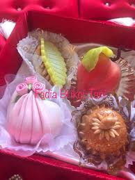 Boite A Gateaux Pour Mariage Mkhabez Drape Dziriyet Hrissa Feuille Fruit Peche In 2020 Algerian Recipes Food Pastry