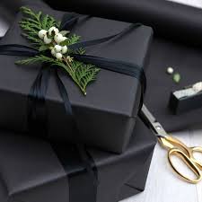 Preparer Noel Avec Deco Originale En Noir Et Tons Sombres Decorations Pour La Maison Emballage Cadeau Original Emballage Cadeaux De Noel Emballage Cadeau