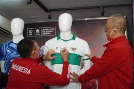Apparel timnas indonesia, mills, mengharapkan jersey baru bisa menambah kepercayaan diri pemain dalam melakoni laga internasional, termasuk pertandingan sisa kualifikasi piala dunia 2022. Begini Desain Jersey Timnas Indonesia Yang Hadirkan Corak Nusantara Prfm News