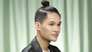 Untuk menjaga penampilan agar tetap kece, pastikan kamu menjaga rambut agar terlihat bersih, tebal, dan sehat. Tutorial Model Rambut Man Bun Rapi Serta Inspirasi Penataan Lainnya