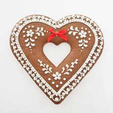 Heute gilt lebkuchen in seinen regional unterschiedlichen bezeichnungen und variationen als das klassische gebäck der weihnachtszeit. Lebkuchenherzen Und Wie Man Sie Selber Backen Und Personalisieren Kann Lebkuchen Verzieren Lebkuchen Lebkuchenherz