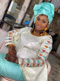 Bazin deux tons model bazin femme 2019. 26 Idees De Bazin Deux Ton Mode Africaine Mode Africaine Bazin Robe Africaine
