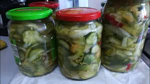 Printre legume punem fasii de hrean, foi de dafin, apoi turnam peste legumele frumos asezate in butoi saramura fierbinte. Ciolomada Reteta Bunicii De Muratura Asortata Simpla Si Rapida Youtube