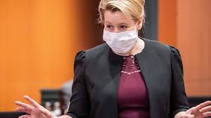 Giffey schreibt in ihrer rücktrittserklärung, sie könne gehen, weil alle aufträge aus dem koalitionsvertrag in meinem ressort durch die kabinettsbeschlussfassung gebracht worden seien. Ministerin Giffey Will Berliner Burgermeisterin Werden Pilatustoday