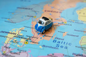 Tenemos mapas para descargar e imprimir, también mapas para niños. Pequeno Coche Retro De Juguete En El Mapa De Foto De Stock Crushpixel
