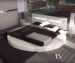 Ein Rundbett Arrondi In Weiss Mit 2 Nachttischen Das Rundbett Arrondi Ist Mit Einem Hochwertigen Kunstleder I Avec Images Lit Design Lit Rond Meubles De Chambre Moderne