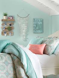 Beach Theme Pastel Bedroom Decor Ideas With Cute Beachy Wall Decor Art Wood Sign Driftwood And Shell Wall Ha Pastel Bedroom Beach Themed Bedroom Beach Room