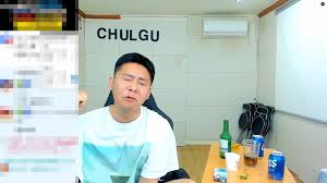 기는 철구 위에 나는 시청자 라는 페이스북 동영상으로 유명한 좋아요 8만 그 장면. O4meoeaxpipknm