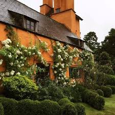 Rose Astra Desmond Trained On The House Walls At Allt Y Bela In Monmouthshire Wales The Garden Of Uk Designer Arne May Decoration Jardin Jardins Exterieur