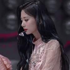Black hair also suits well with the mature make0up and fashion of red velvet's leader. Tzuyu Aesthetic Black Tzuyu Aesthetic Selebritas Gadis Cantik Gadis
