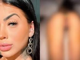 MC Mirella renova bronzeamento e exibe marquinha íntima- corpo perfeito