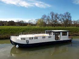 Annonces du bateau a actuellement 23 péniches à vendre, y compris 23 bateaux d'occasion répertoriés à la fois par des particuliers, des courtiers et des concessionnaires professionnels de bateaux principalement en france. La Peniche P Canal Boat For Rent Les Canalous
