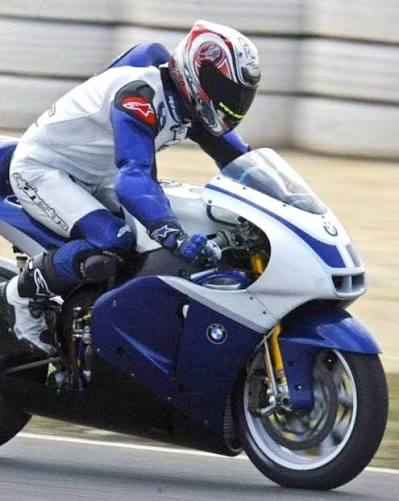 BMW motogp prototype in a medio 2000,s However, suddenly BMW's MotoGP project was not continued. #BMW #Motogp #prototype