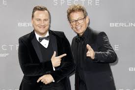 Modedesigner guido maria kretschmer verlässt nach seiner hochzeit mit frank mutters in einer limousine und abgeschirmt durch einen mitarbeiter eines sicherheitsdienstes das gelände der kirche. Ehe Fur Alle Guido Maria Kretschmer Will Heiraten Bildderfrau De