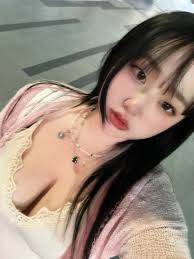 가슴골 파이고 빨통크네 ㅎㅎ 몇컵?