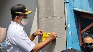 A sticker is a type of label: Anies Tempel Stiker Bebas Covid 19 Pada Rumah Warga Sunter Yang Baru Tiba Dari Mudik Lebaran Tribun Jakarta