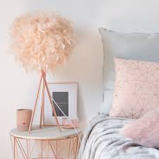 Ne manquez pas de découvrir toute l'étendue de notre offre à prix cassé. Lampe En Metal Et Abat Jour En Plumes Roses Maisons Du Monde Decoracion En Rosa Dorado Decoracion De Unas Decoracion Dormitorios
