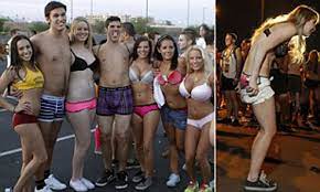 Thousands of college students flash the flesh and donate 5,000kg of  clothing to charity for annual 'undie run' | Daily Mail Online