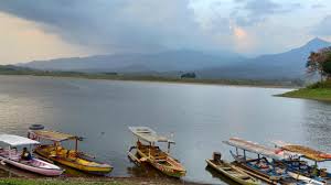 The dam is wide with weather surrounding is fresh and cool environment. Menikmati Sepi Menenangkan Di Taman Wisata Selorejo Malang Regional Liputan6 Com
