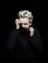 Eva dahlgren er en af de mest populære svenske sangerinder i finland, hvor fem af hendes album har solgt til guld.hun er lesbisk og indgik registreret partnerskab med efva attling i 1996.dahlgren blev borgerligt gift med attling den 15. Eva Dahlgren Par Backstrand