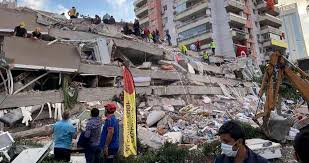 Luego lograron salir del edificio. Van 60 Muertos Por El Terremoto En Turquia