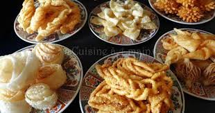 Griwech Griwech Is An Algerian Pastry Prepared With A Thinly Flattened Dough Shaped In Different Ways Then Fried And Coated In Hon Tunisian Food Cooking Food