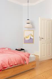Da schwarz dazu neigt, die räume klein, erdrückend und eng wirken zu lassen, empfiehlt es sich, diese farbe nur zu verwenden, wenn das schlafzimmer geräumig ist und über ausgedehnte, am besten. Schlafzimmer Skandi Altbau Bett Wandfarbe Farb