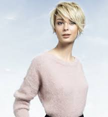Cet hiver les cheveux se portent attachés en chignon bun très haut ou en half bun, le tout accessoirisé d'un chouchou pour créer un effet rétro très tendance. Les Tendances Coiffure Automne Hiver 2020 2021 Cheveux Courts Coupe De Cheveux Courte Coupe De Cheveux