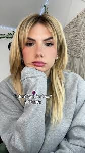 Bailey Roe's Instagram, Twitter & Facebook