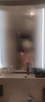 Mere hotel ke bathroom ke sheeshe pe ek chhota sa patta hai jo bilkul bhi  fog nahin hua. : rmildlyinteresting