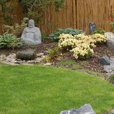 Beim gießen eines bonsais kommt es auf gartenbonsais im asiatischen garten. Japanische Gartengestaltung Bambus Und Granit Fur Haus Und Garten