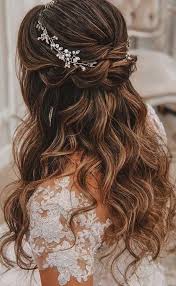 43 Gorgeous Half Up Half Down Hairstyles Having A Rustic Wedding Theme And A Bit Confused On What Hairstyle You Shou 2020 Sac Stilleri Uzun Sac Gelin Sac Modelleri