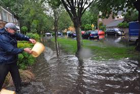Veel voorkomende vormen van wateroverlast zijn wateroverlast ten gevolge van regen en kwel (opkomend grondwater), maar ook overstromingen zijn een vorm van wateroverlast. Extreme Regenval Zorgt Voor Veel Wateroverlast In Zuidoost Brabant Donderdag Meer Regen Video Foto Ed Nl