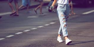 Der weite schnitt lässt oberschenkel schmaler erscheinen. Boyfriend Jeans Kombinieren Das Sind Die Top Stylingtipps Fur Jede Figur Desired De