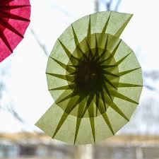 Spiralen An Die Fenster Fadenspiel Und Fingerwerk Origami Wandkunst Origami Architektur Papierskulptur