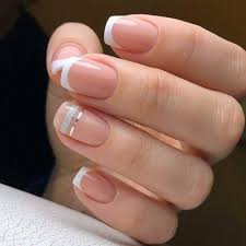 E as francesinhas podem trazer sim o glitter na ponta, onde você poderá colocar a cor que desejar, e poderá até apostar na francesinha reta ou na diagonal, de qualquer maneira esta irá ficar linda e proporcionar um visual bem interessante que poderá combinar com seus diferentes looks. Unha Francesinha 50 Fotos E Passo A Passo Para 2021