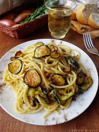 È l'ora di dire basta ai sughi pronti (che spesso hanno un elevato tenore di sale) ed è tempo di mettersi ai fornelli per preparare queste ricette che richiedono pochi ingredienti e sono davvero deliziose ! Pin Su Blog Giallozafferano Le Migliori Ricette