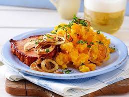 Kasseler Steak Mit Gebratenen Zwiebelringen Und Mohrenstampf Rezept Rezepte Hauptgericht Einfache Gerichte