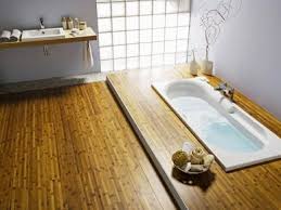 Les Briques De Verre Pour Une Salle De Bain Lumineuse Parquet Salle De Bain Salle De Bain Parquet Bambou