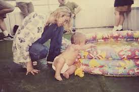 Photos of frances bean cobain with her father kurt cobain of nirvana fame! Frances Bean Cobain Posts Unpublished Photos Of Kurt Cobain
