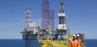 O petróleo é uma mistura complexa de compostos orgânicos gerada pela decomposição lenta de pequenos animais marinhos, que foram soterrados, em um ambiente com pouco oxigênio. Dinamarca Anuncia Que Dejara De Producir Petroleo En El Ano 2050