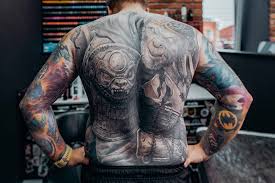 He specializes in natural, scientific and medieval illustration as well as tattoos in an etching and engraving style. Eto Grejvosh Realistichnye Cherno Belye Tatuirovki Rasskazyvaem Kak Voplotit Idei V Zhizn Ot Kinosyuzhetov Do Otsylok K Antichnoj Mifologii Bumaga