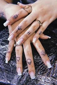 Kemudian henna pengantin, henna kaki, henna telapak tangan dan juga ukiran henna yang lainnya. Tato Versi Halal Dari Henna Lagi Viral Di Tiktok Intip Tutorialnya Semua Halaman Stylo