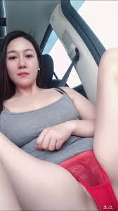 她的衣服紧贴曲线炫耀大胸圆屁股