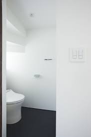 階段の形状がそのまま現れるトイレ br 階段下というネガティブなイメージを特徴的な空間として効果的に利用しています br 天井が低くなる部分に小さな窓と収納もある とっても機能的なトイレ 専門家 エトウゴウ建築設計室が手掛けた 階段下を利用したトイレ