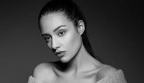 Laura Marques's Instagram, Twitter & Facebook