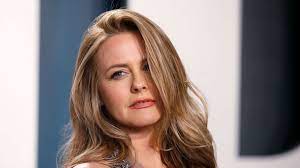 Alicia Silverstone poses nude for PETA | CNN