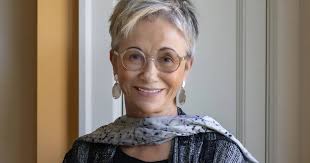 Happy Birthday Elizabeth George, 1949, Warren, Ohio. She is the creator of  the Inspector Lynley novels, many of them modern classics, perfect  illustrations of the psychological police novel. A GREAT DELIVERANCE (1988)